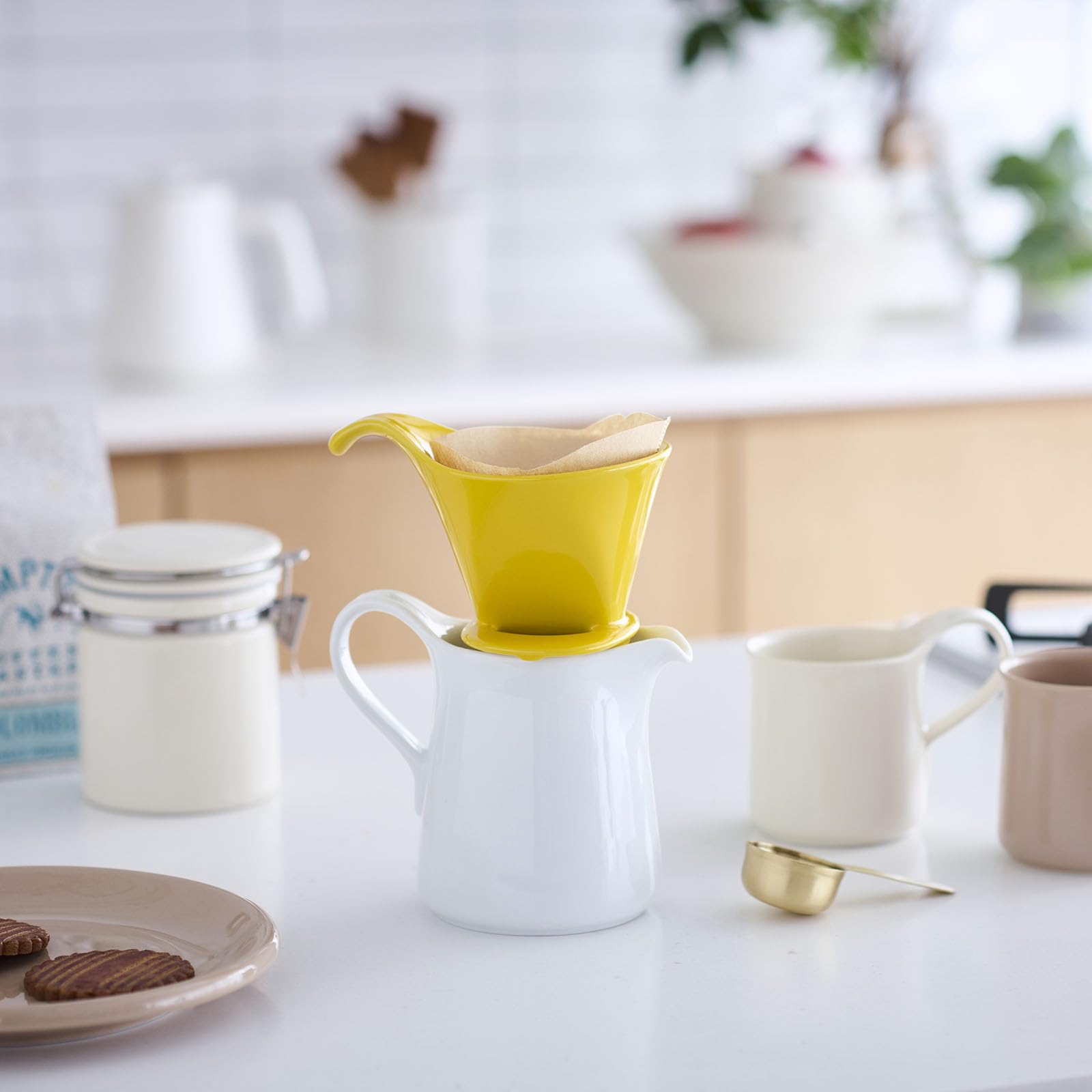 ZERO JAPAN - Bee House Pour Over Coffee Dripper - Ceramic Coffee Maker with Elegant Peek Hole, Drip Cone Brewer Coffee Gift, Brewing Accessories - Yellow Pepper, Standard Size