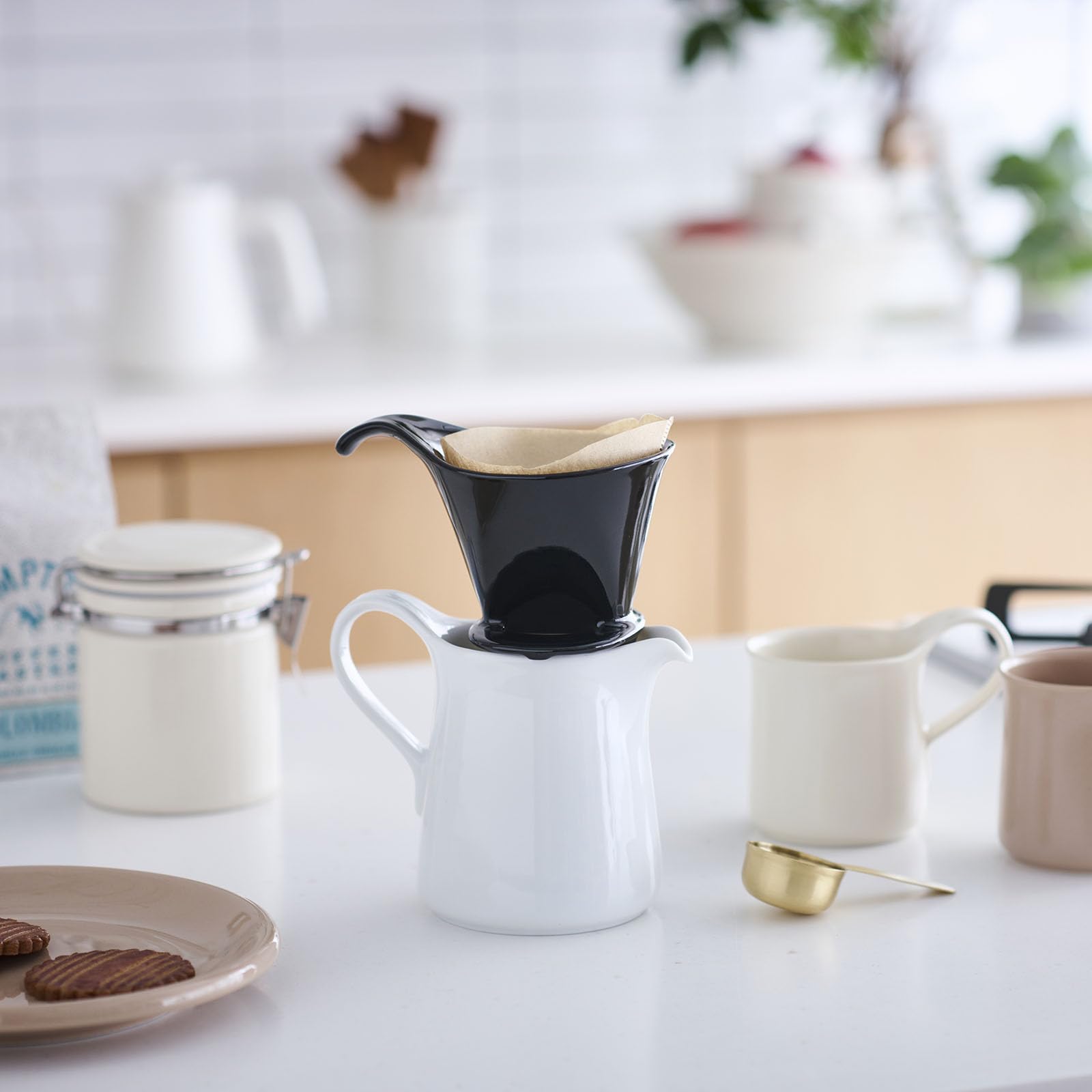 ZERO JAPAN - Bee House Pour Over Coffee Dripper - Ceramic Coffee Maker with Elegant Peek Hole, Drip Cone Brewer Coffee Gifts, Brewing Accessories - Black, Standard Size