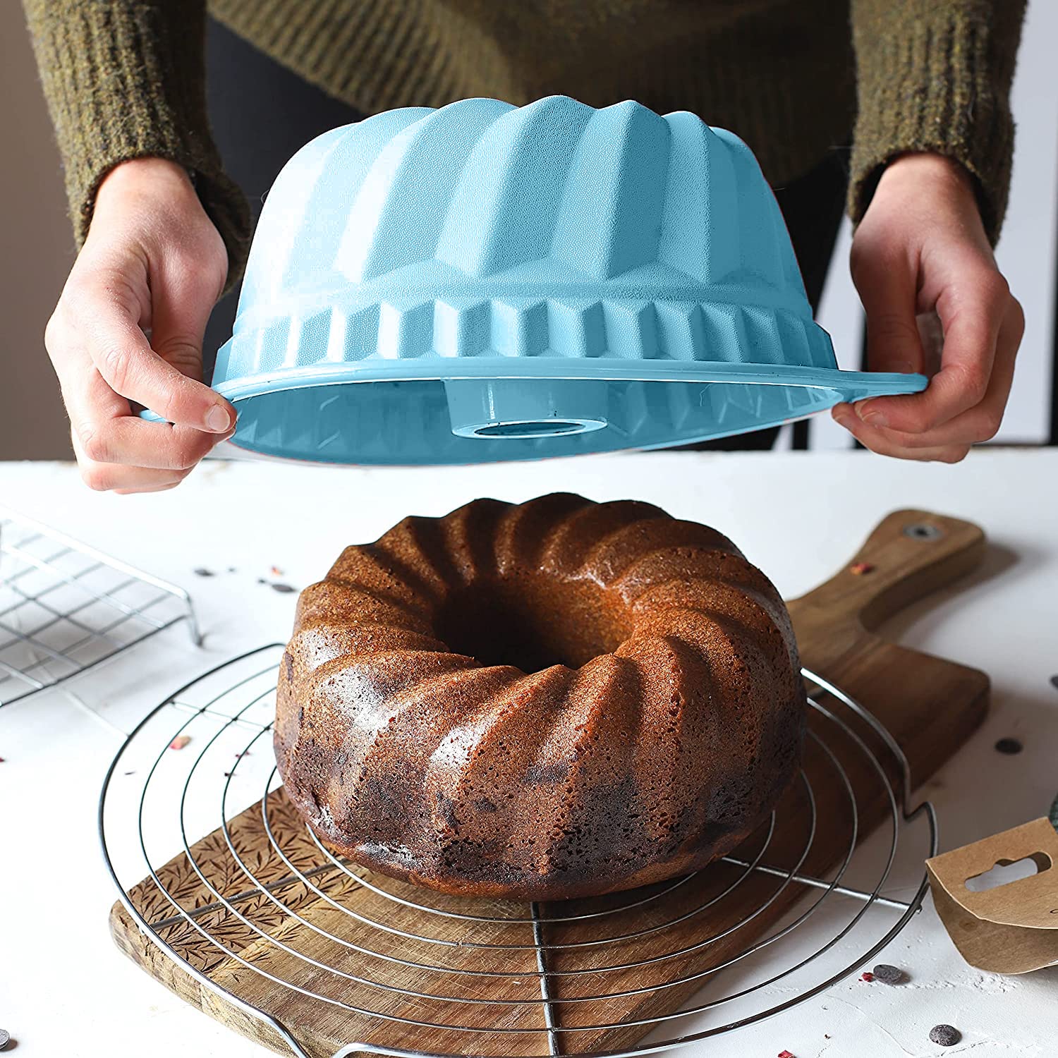 Kenond 9.5 Inch Silicone Fluted Cake Pan, Non-Stick, With Sturdy Handle