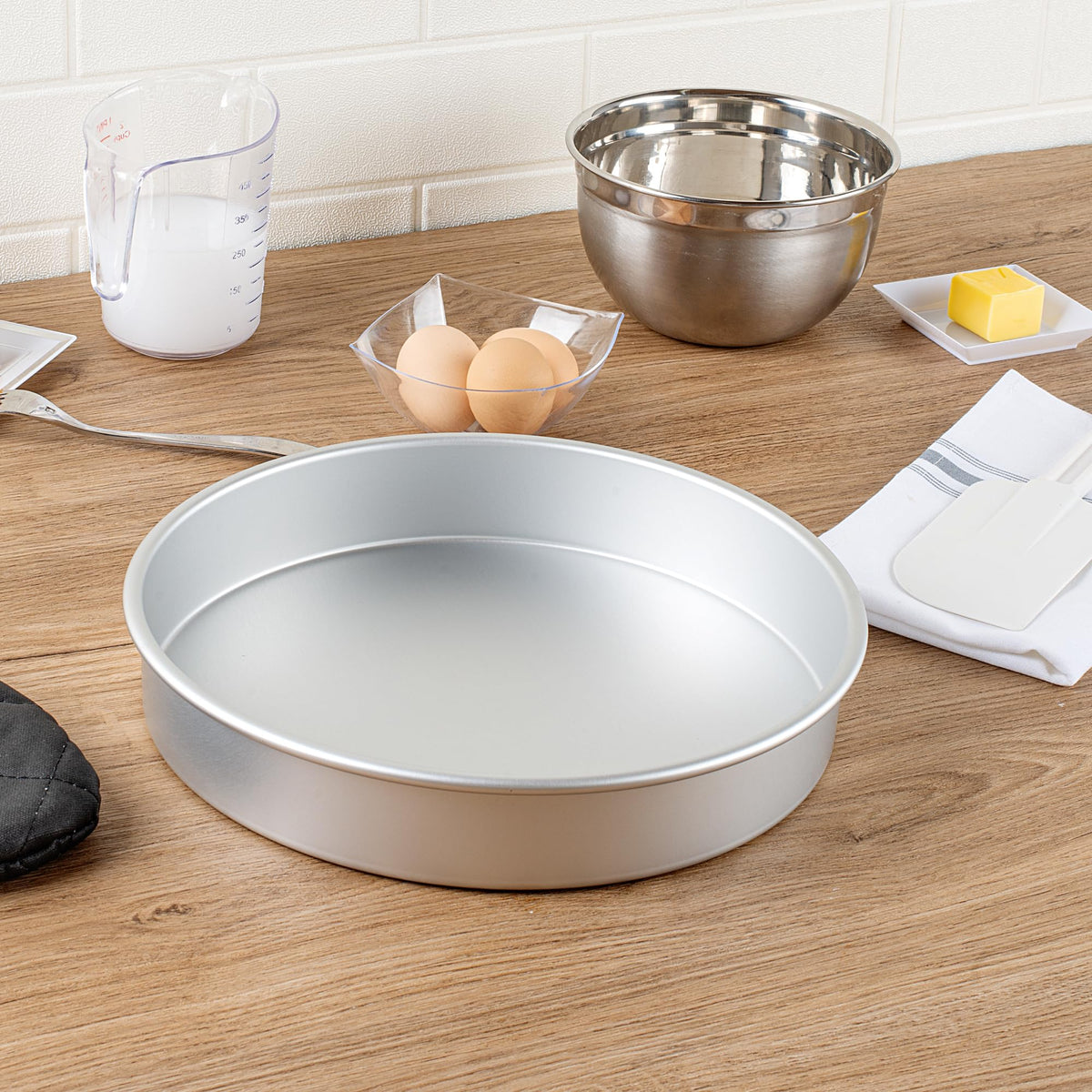 Restaurantware-Met Lux 11 x 2 Inch Straight-Sided Baking Tin, 1 Round Cake Pan - Oven-Ready, Freezable, Anodized Aluminum Round Baking Pan, Greaseproof, For Layer Birthday Cake