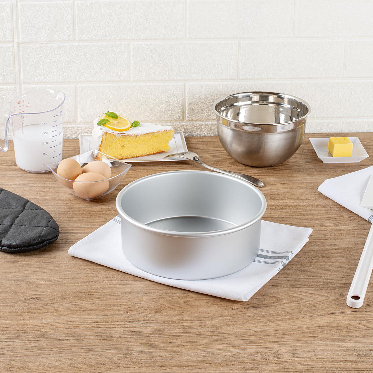 Restaurantware-Met Lux 8 x 3 Inch Straight-Sided Baking Tins, 12 Round Cake Pans - Oven-Ready, Freezable, Anodized Aluminum Round Baking Pans, Greaseproof, For Layer Birthday Cakes